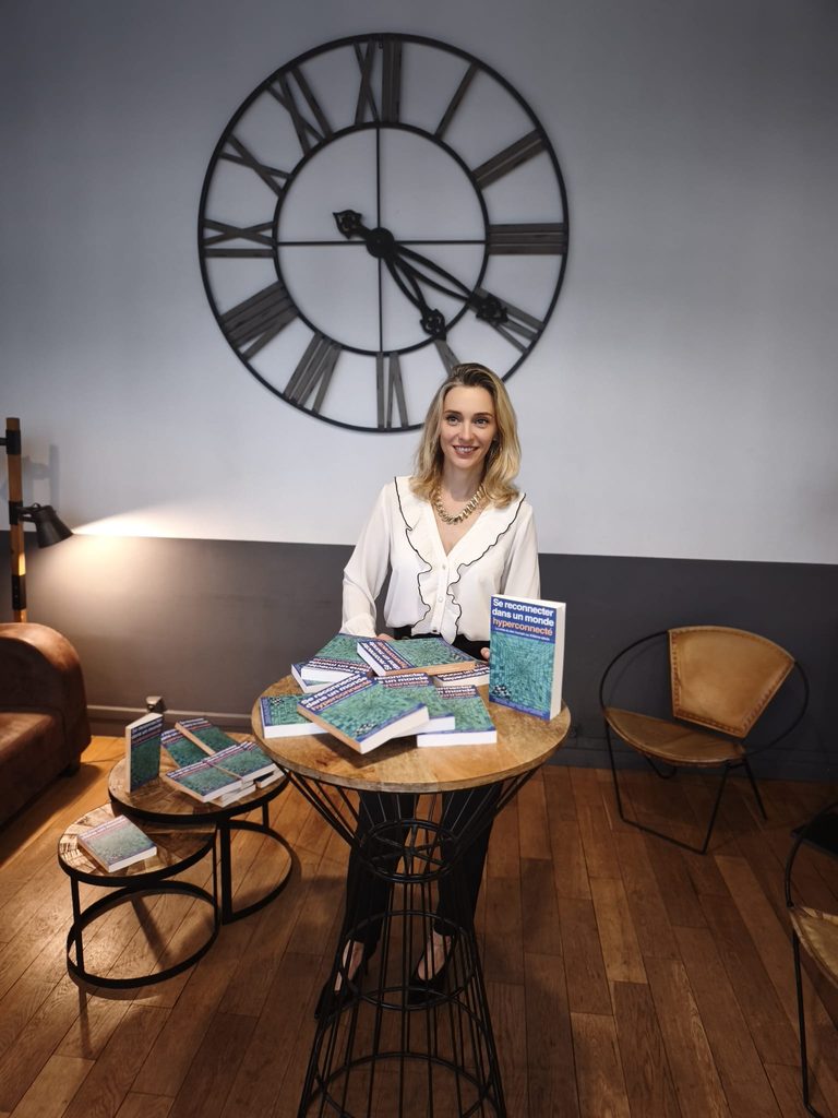 Les neuf auteurs de “Se reconnecter dans un monde hyperconnecté” réunis au MAS de Paris, le 26 septembre 2026. Ici Présente; Sandra Boisloret